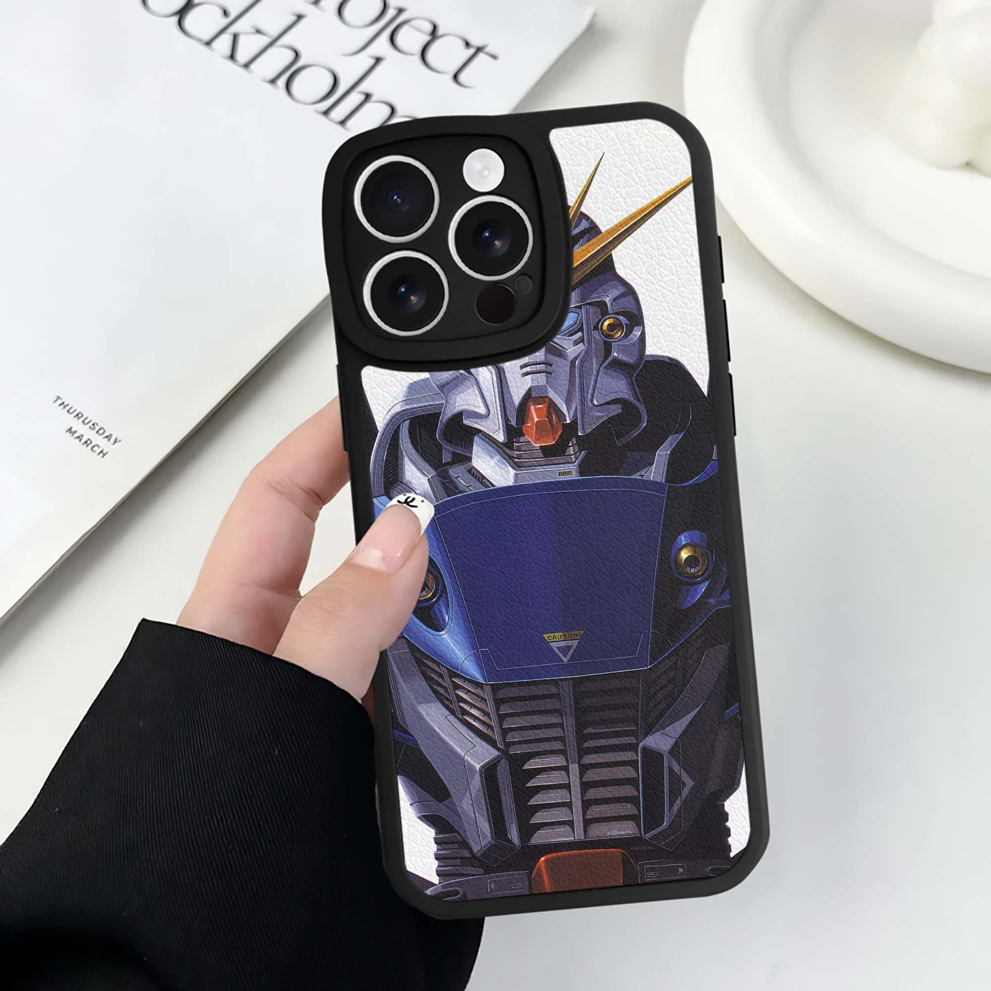 （画像用） 機動戦士ガンダム Mobile Suit Gundam 【iPhone 16シリーズ対応】シリコンスマホケース（レザー調） 材質：シリコン